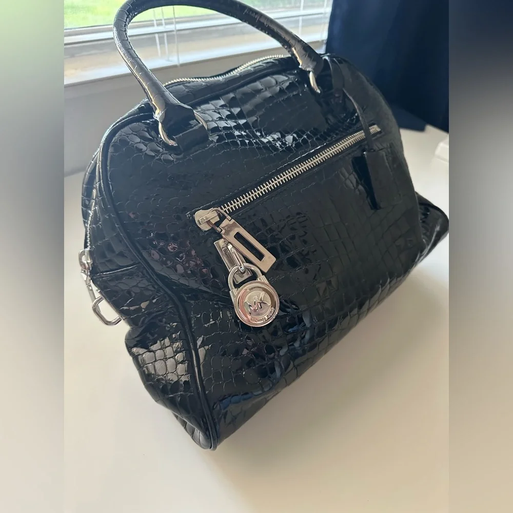 Michael Kors black bag. Hardly worn. Great condition - Picture 2 of 2